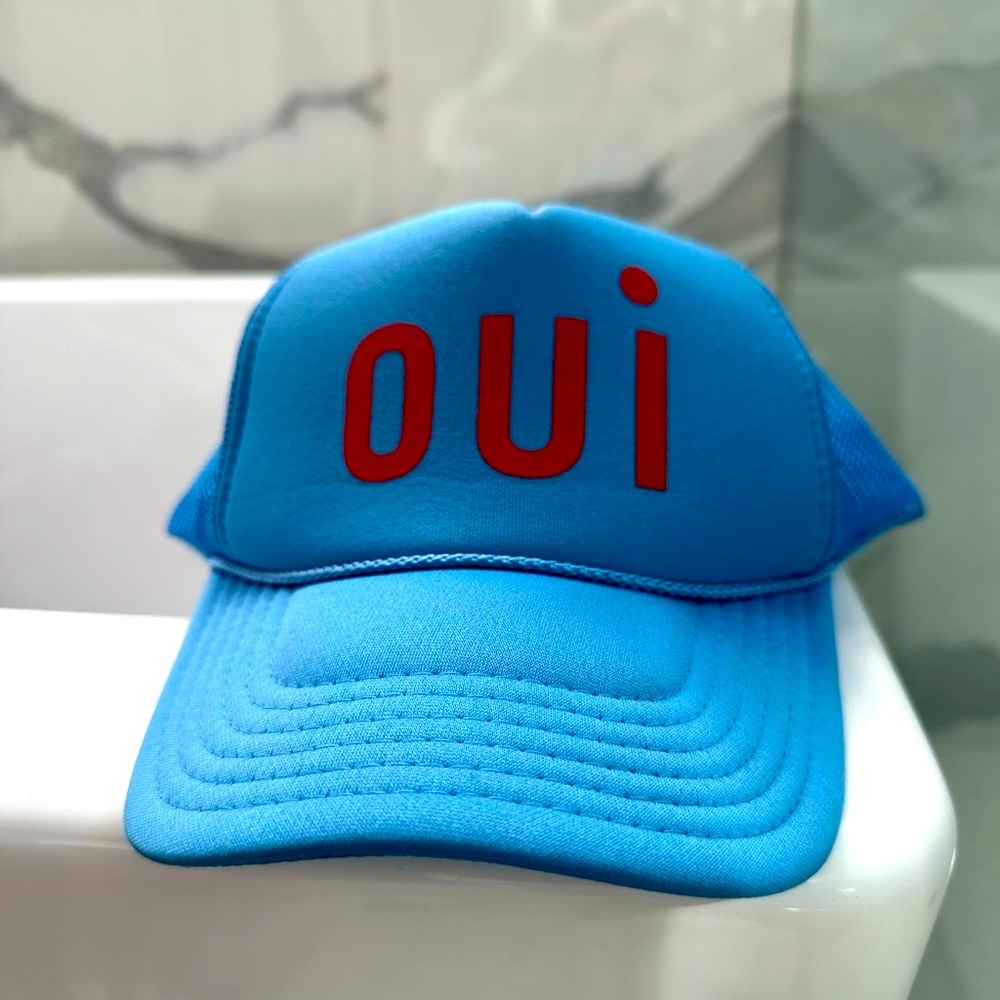 CLARE V "OUI" TRUCKER HAT
